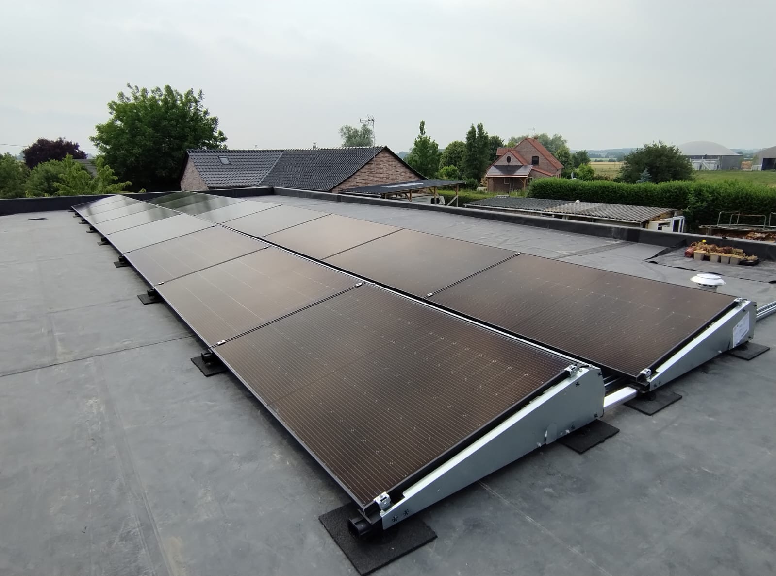 Installateur solaire sur toiture plate dans les Hauts-de-France